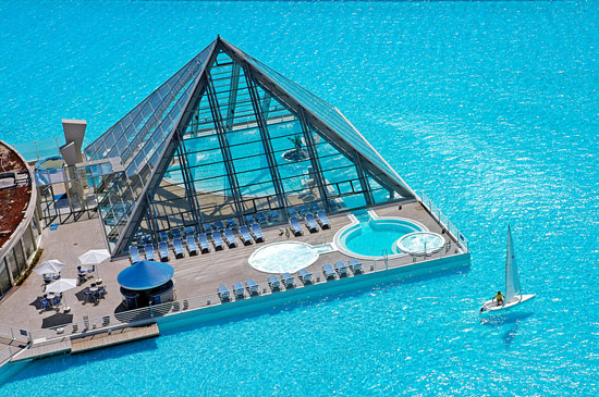 Pyramide de verre avec piscine couverte