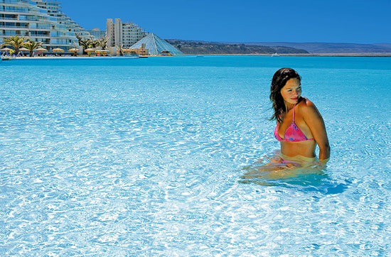 La vue des hotels depuis la plus grande piscine du monde