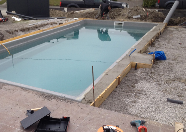 Installation de la piscine par grutage du bac grâce au camion grue