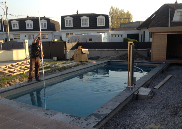 Installation de margelles et de terrasse autour de la piscine