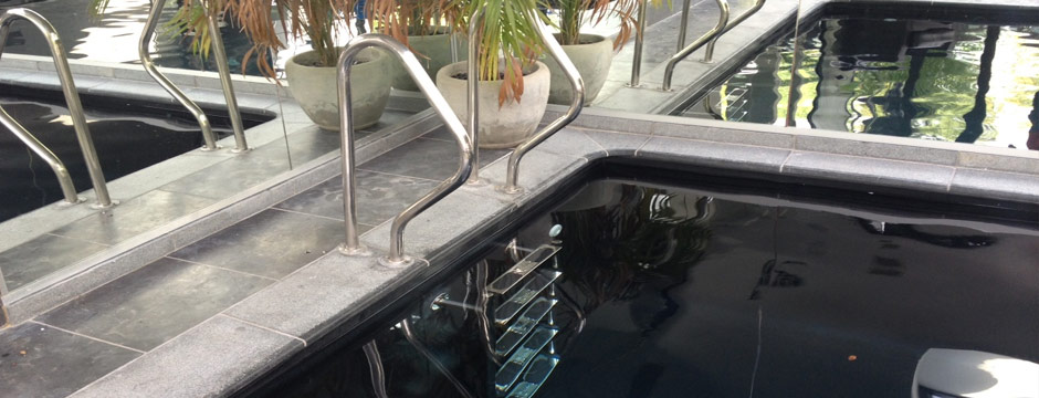 Echelles multimarches en inox, main courante et rampes d'accès pour piscine