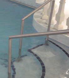 Rampe d'accès pour escalier de piscine