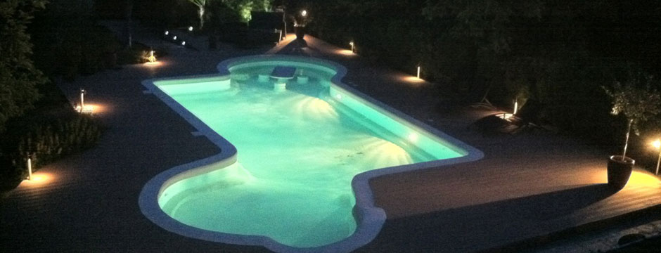 Eclairage de piscine et terrasse par spots étanche blanc ou couleur