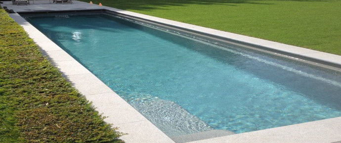 Comparatif piscine polyester et piscine en céramique carbone