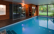 Aménagement intérieur d'espace piscine avec sauna