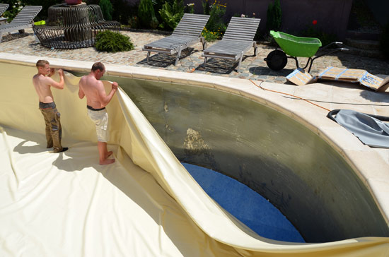 accroche-liner-sous-margelles-piscine Accroche du liner sous margelles