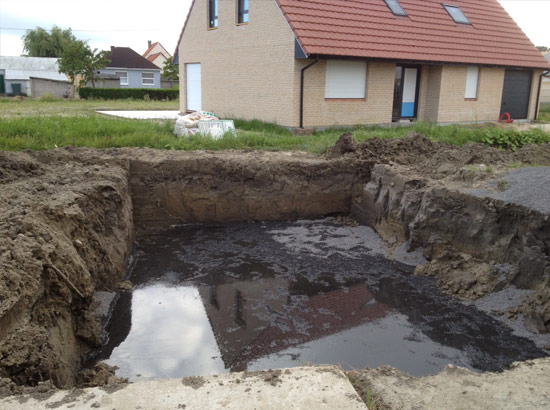 Installation du concassé dans le fond de forme piscine