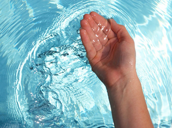 Eau de piscine claire et limpide