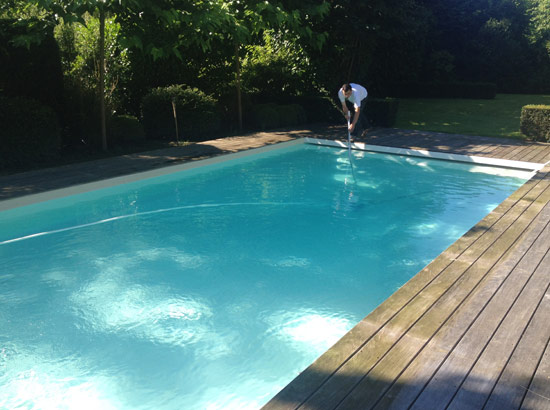 L'eau de la piscine est limpide comme au premier jour