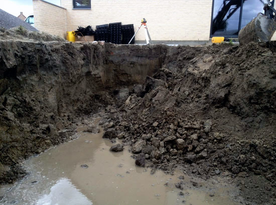 Démarrage de chantier de terrassement piscine avec présence d'eau