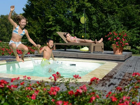 Micro piscine équipée de balnéo et nage à contre courant