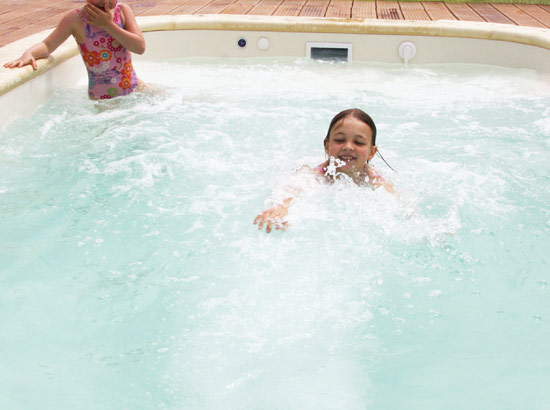 Micro piscine en coque pas chere avec nage à contre courant