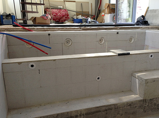Mise en place des pièces à sceller pour piscine béton