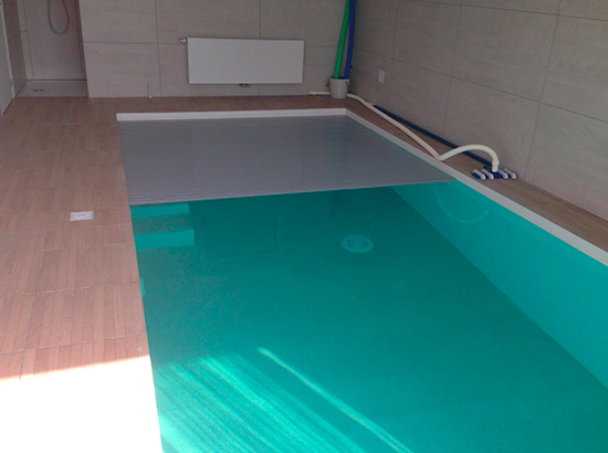 volet sous marche d'escalier piscine en cours de fonctionnement