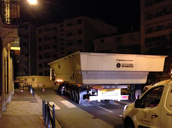 arrive-du-convoi-exceptionnel-piscine
