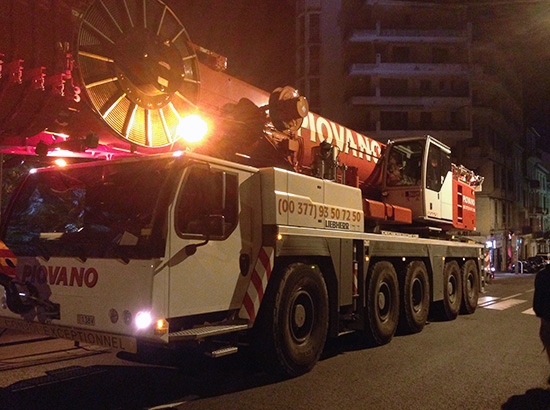 Grue de 200 tonnes pour le levage de la piscine Grue de 200 tonnes pour le levage de la piscine