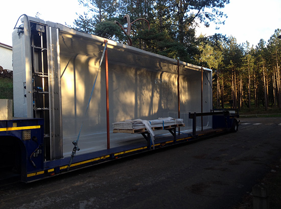 arrivee-de-la-piscine-monocoque-par-camion