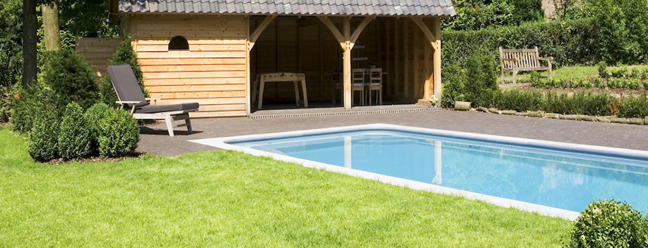 Piscine enterrée rectangulaire dans un jardin engazonné