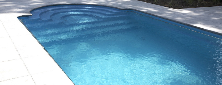 Piscine enterrée à liner gris avec escalier d'angle