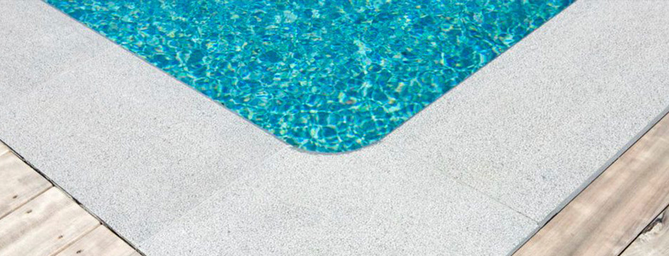 Grande piscine rectangulaire au milieu d'une pelouse arborée