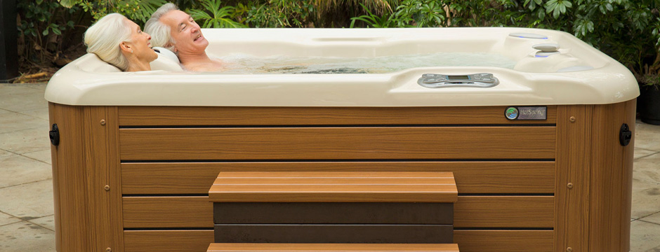 Jacuzzi extérieur avec marchepied et couvercle rabattu