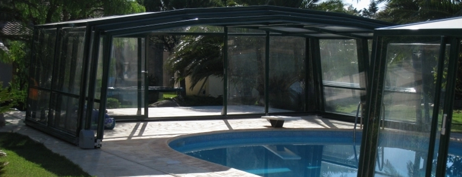 Abri de piscine mi-haut ouvert sur un jardin