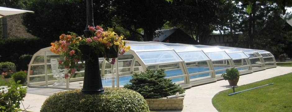 Abri de piscine bas protégeant un bassin extérieur