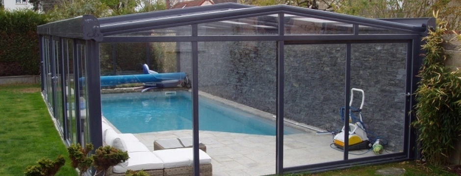 Abri de piscine mi-haut ouvert sur un jardin