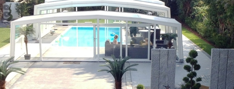 Abri de piscine bas angulaire fermé sur un bassin