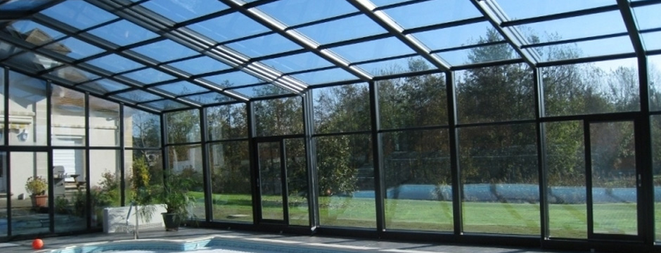 Abri de piscine bas de teinte sombre dans un jardin clos
