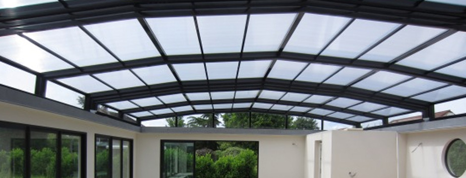 Abri de piscine adossé à une maison