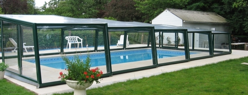Abri de piscine bas en polycarbonate sur un bassin extérieur