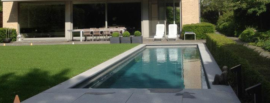 Piscine coque enterrée avec margelles claires