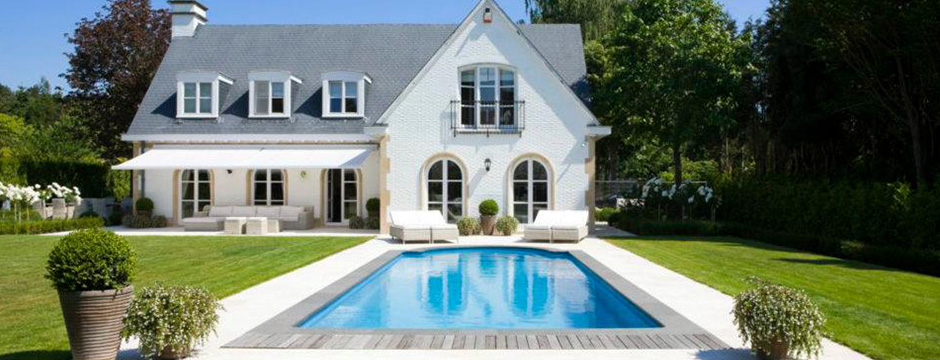 Piscine semi-enterrée avec habillage en bois
