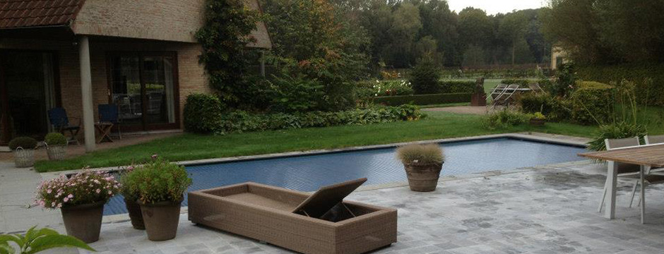 Piscine enterrée familiale avec volet roulant immergé