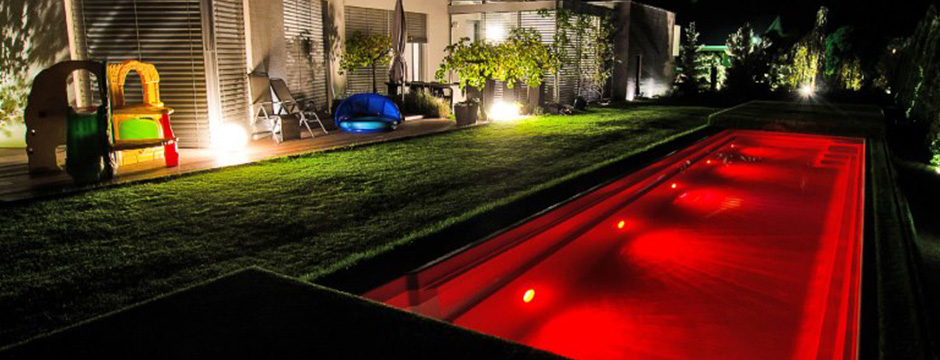Piscine enterrée rectangulaire dans un jardin