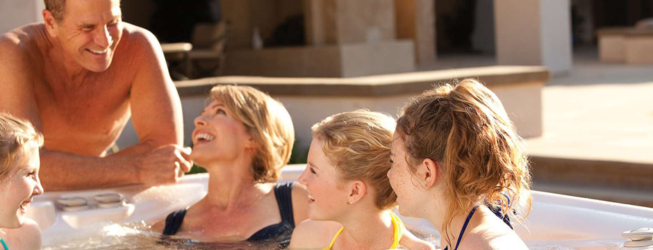 Spa jacuzzi avec couvercle isotherme ouvert