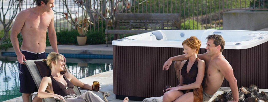 Jacuzzi extérieur encastré dans une terrasse en bois